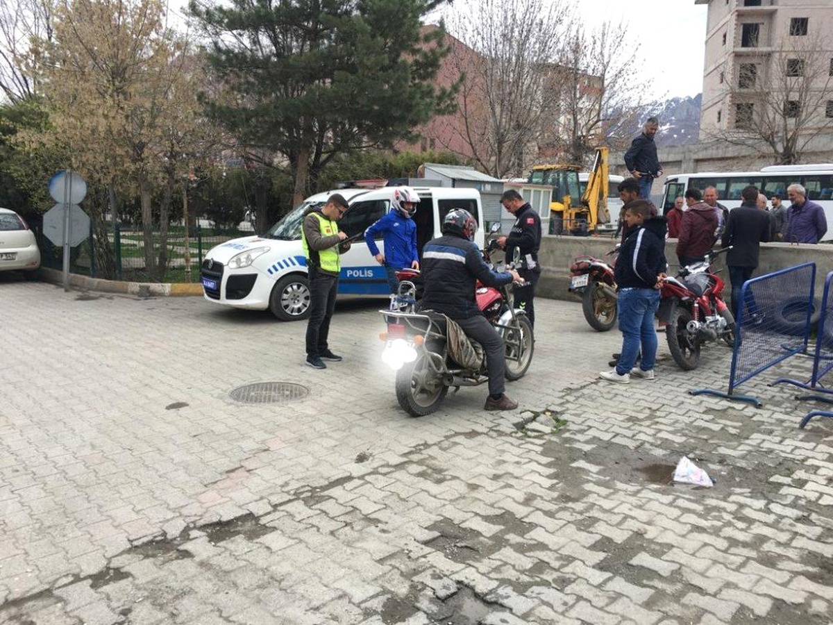 Kars\'ta Motosiklet Kask Kullanımı Denetimi