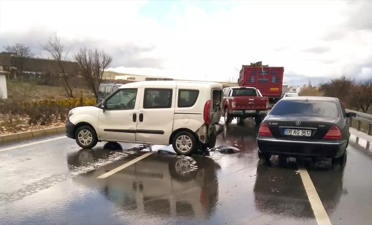 Kırşehir\'de Zincirleme Trafik Kazası: 4 Yaralı