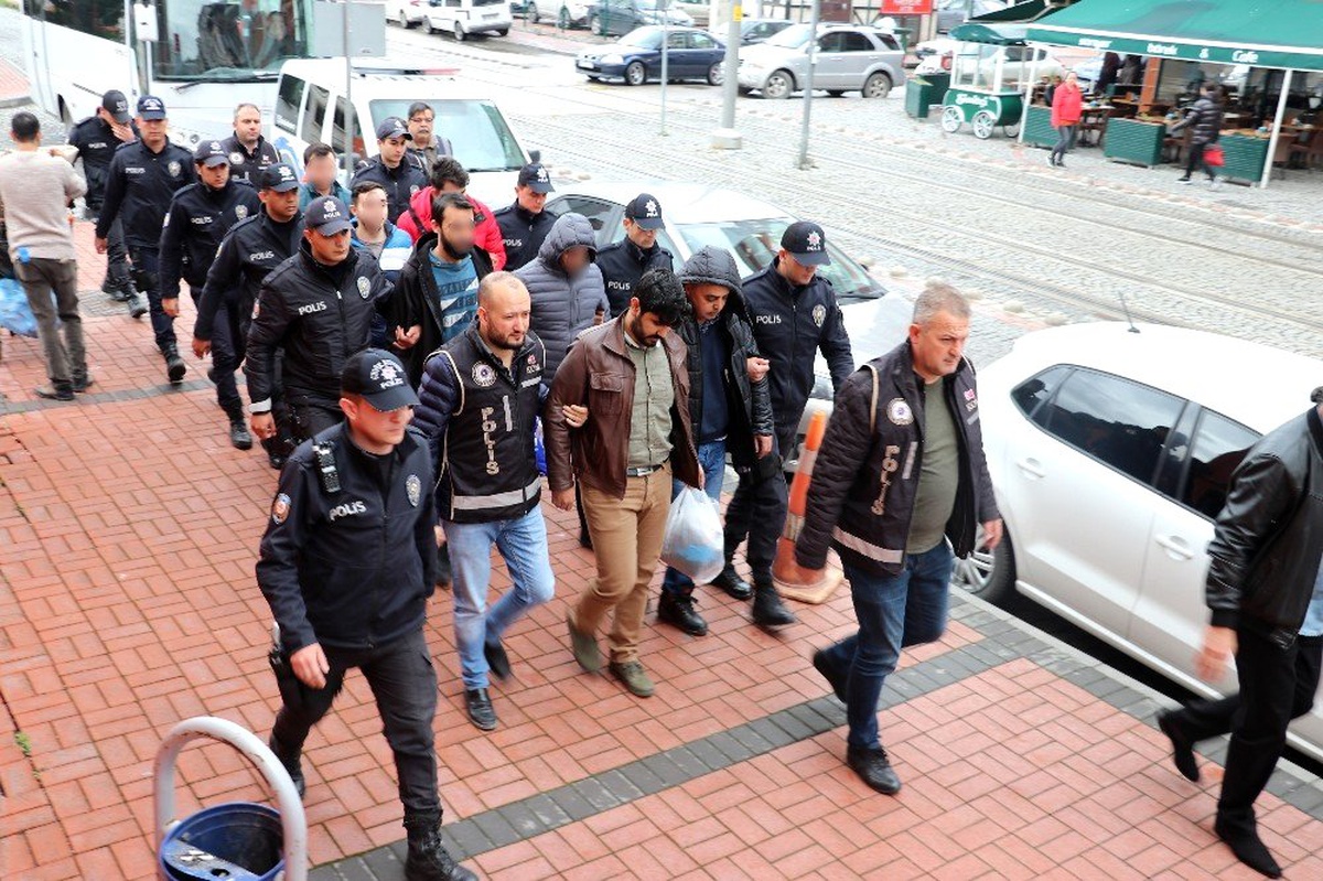 Kocaeli\'de Fetö\'den Gözaltına Alınan 8 Kişi Adliyeye Sevk Edildi