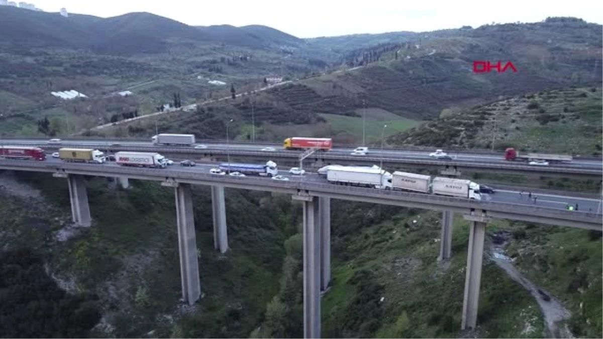 Kocaeli Otoyolda 3 Tır Çarpıştı, Trafik Kilitlendi