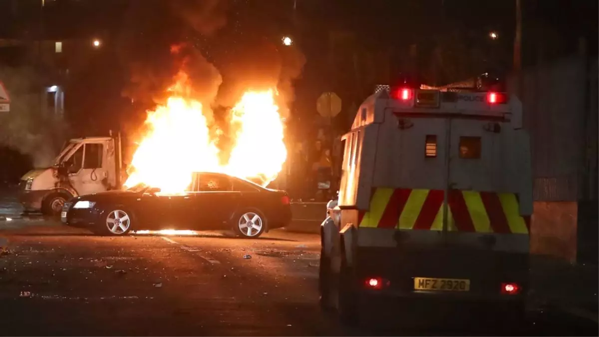 Kuzey İrlanda\'daki Protestolarda Bir Gazeteci Öldü, Polis \'Yeni Ira\'yı Suçluyor