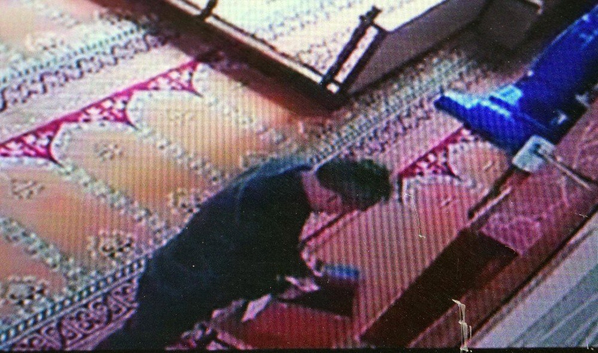 Namaz Kılmak İçin Geldi, Vazgeçip Sadaka Kutusundaki Paraları Çaldı