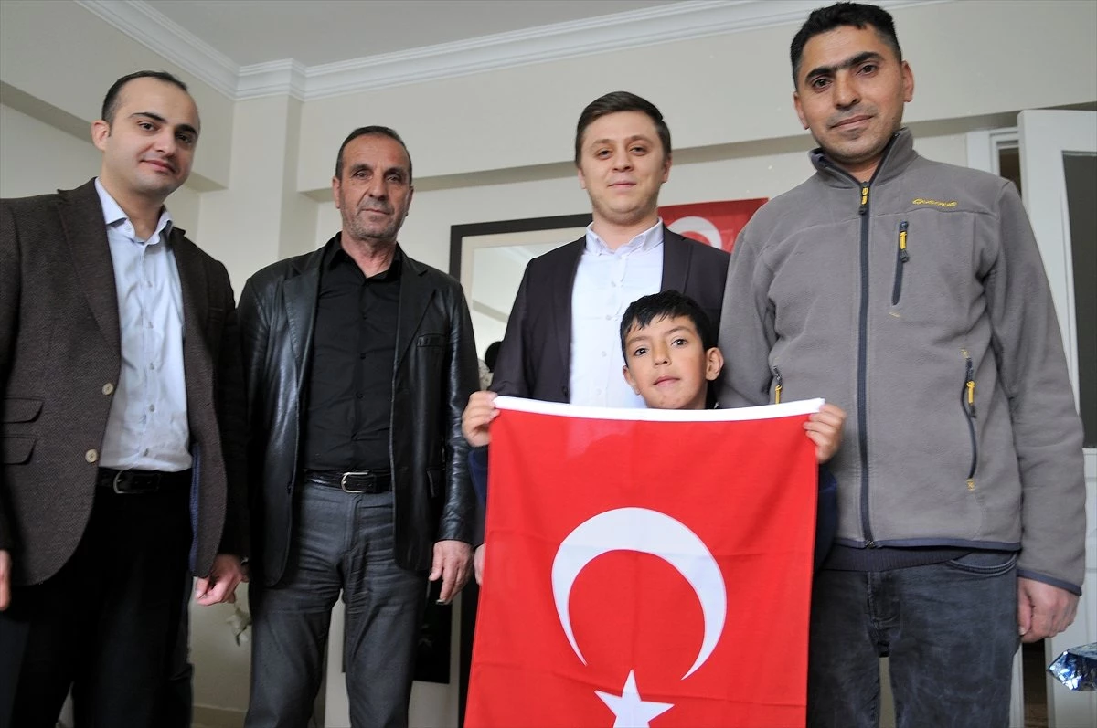 O Çocuğa Türk Bayrağı Hediye Edildi