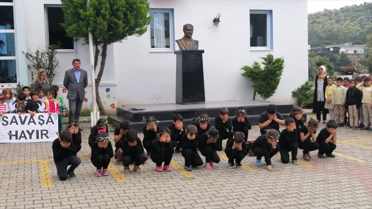 Öğrenci ve Öğretmenlerden Savaşa Karşı Zeytin Dalı