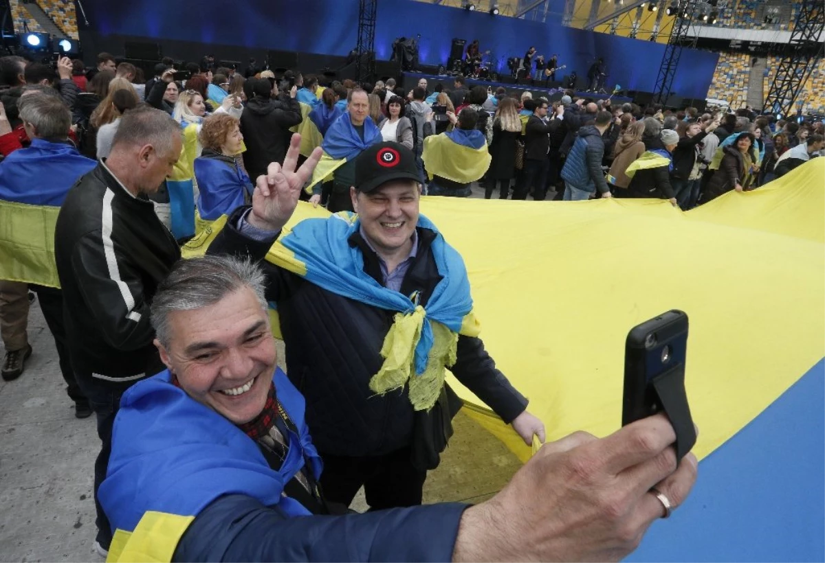 Poroşenko ve Zelensky Stada Çıktı