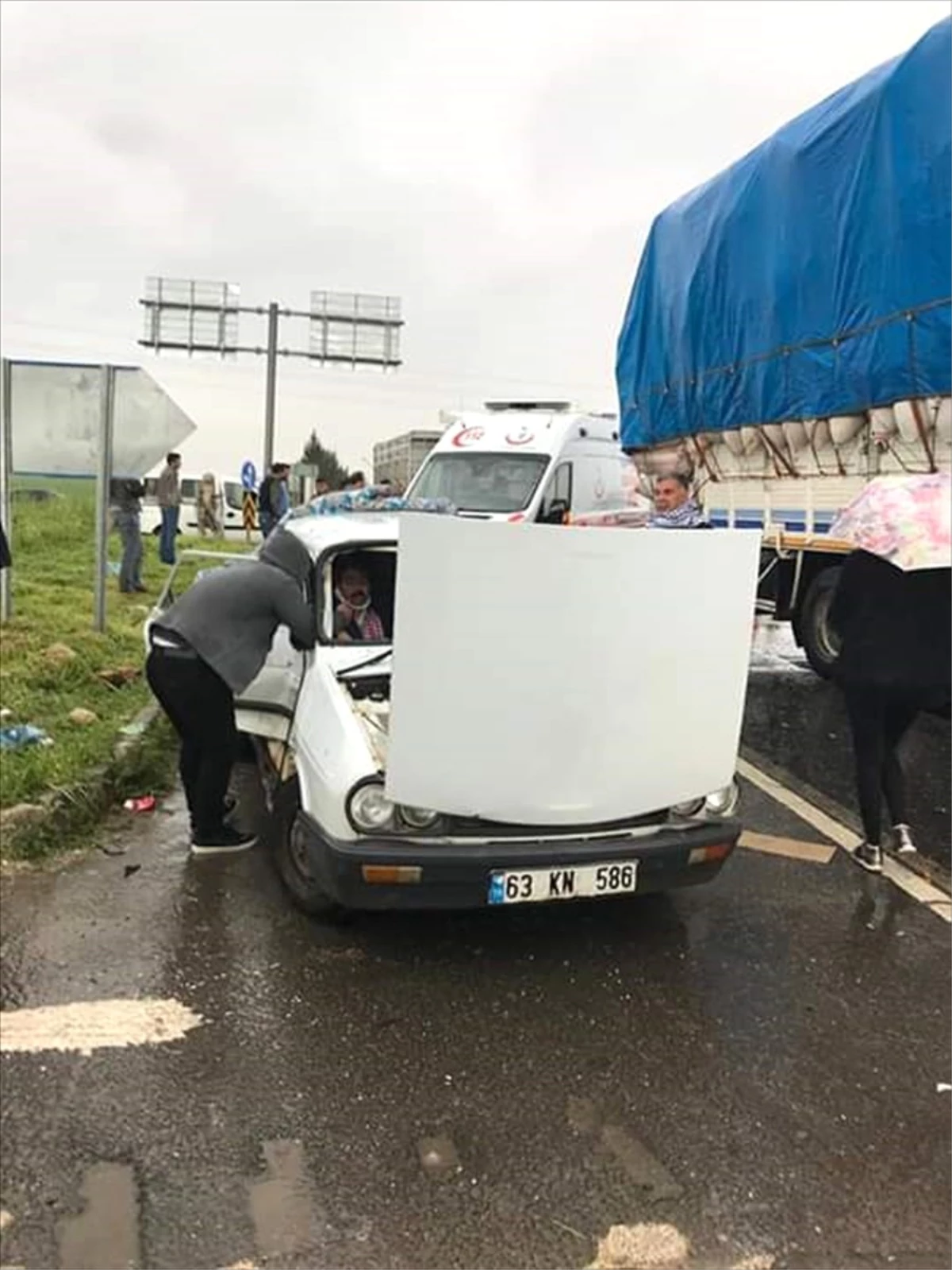 Şanlıurfa\'da Otomobil, Kamyonla Çarpıştı: 5 Yaralı