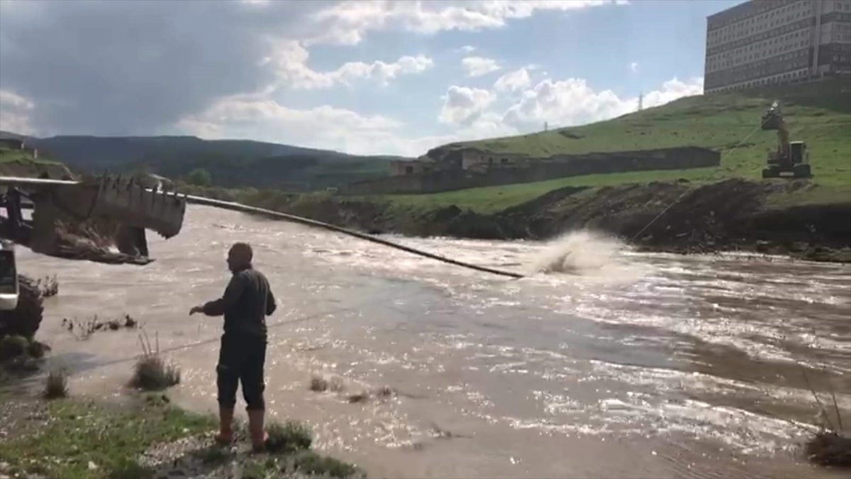 Siirt\'te Kezer Çayının Taşması Sonucu Su Hattında Yaşanan Arıza Giderildi