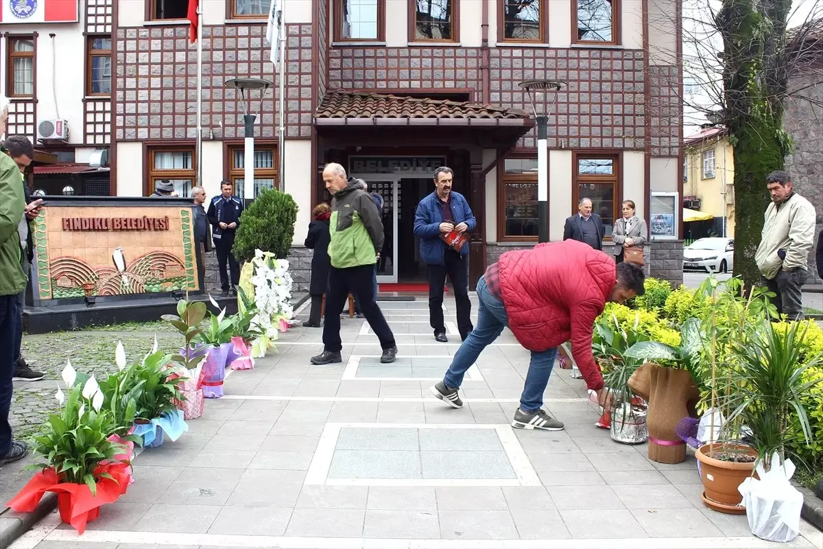 Tebrik İçin Gönderilen Çiçekleri Sattı