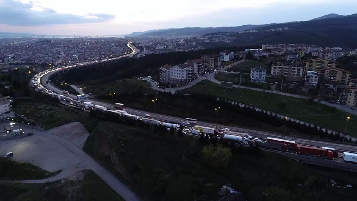 TEM Otoyolu\'nda 3 TIR Birbirine Girdi, Kilometrelerce Kuyruk Oluştu