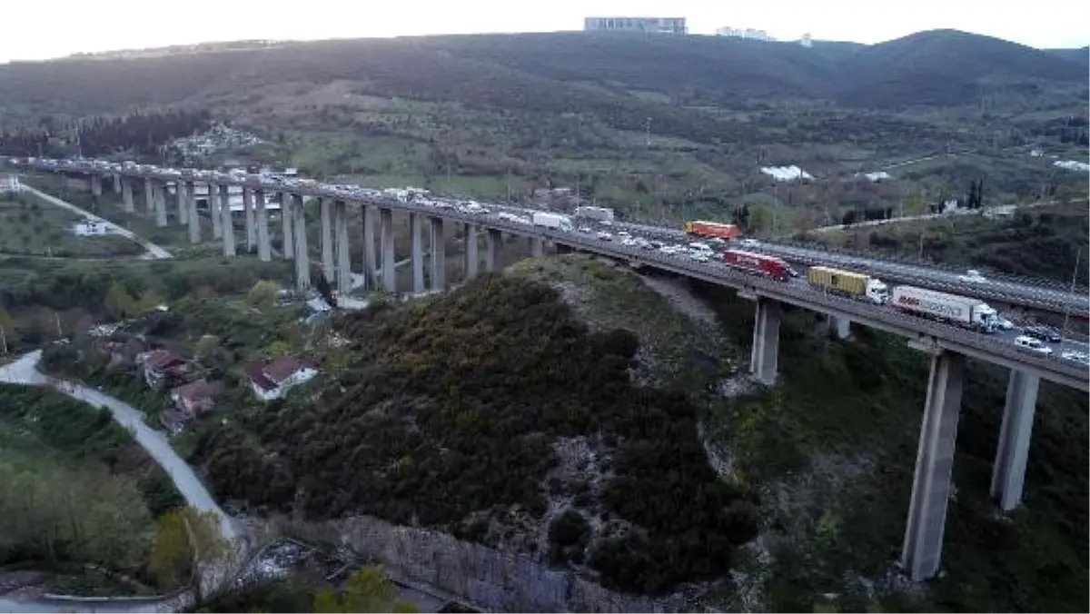 Tem\'de 3 Tır Çarpıştı, 10 Kilometrelik Araç Kuyruğu Oluştu