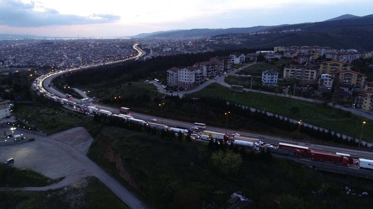 Tem Otoyolu\'nda 3 Tır Birbirine Girdi, Yaklaşık 10 Kilometre Kuyruk Oluştu