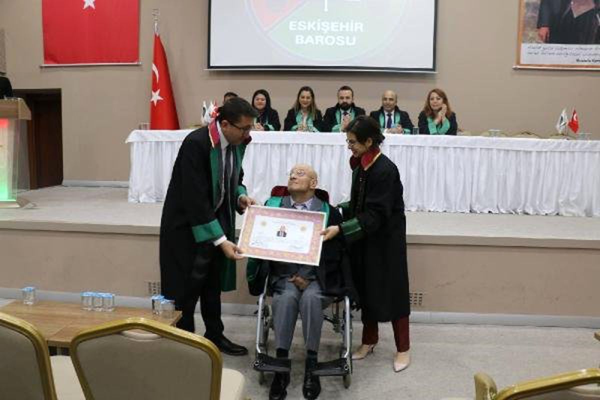52 Yaşında Avukat Oldu