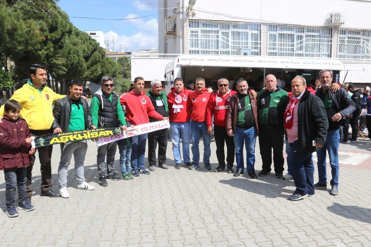 Akhisarspor Taraftarından Antalyalı Taraftarlara Pideli Köfte İkramı