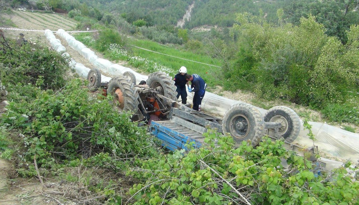 Antalya\'da Traktör Devrildi: 1 Ölü