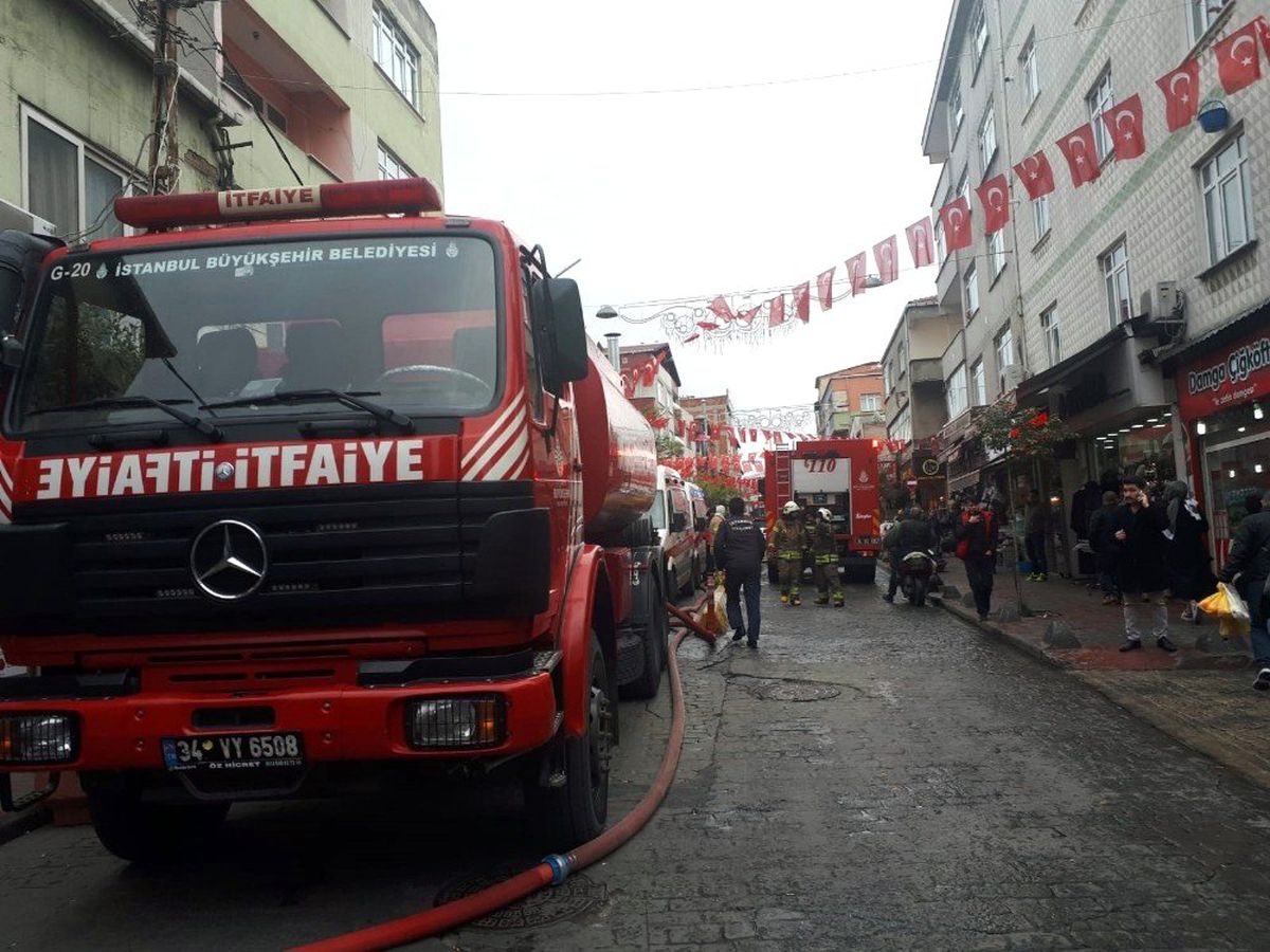 Beyoğlu\'nda 4 Katlı Binanın Çatısında Korkutan Yangın