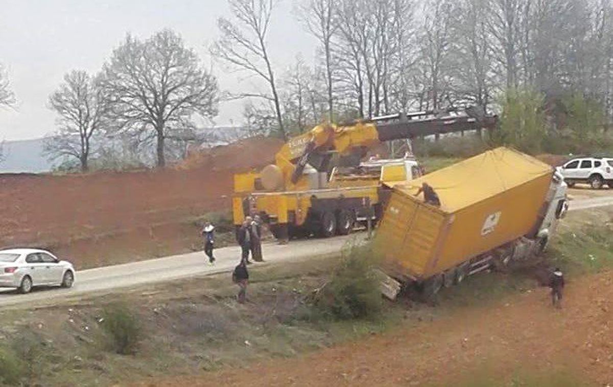 Bilecik\'te Devrilen Tır Yolu Kapattı