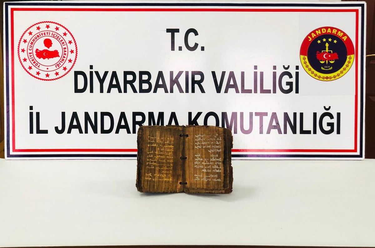 Bin 300 Yıllık Dini Motifli Kitap Ele Geçirildi