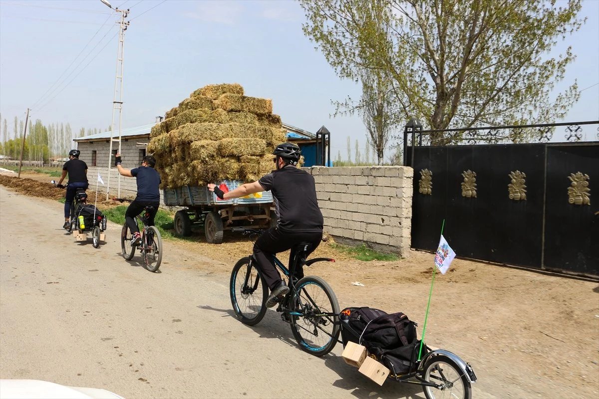 Bisikletle Köy Köy Gezerek Yetenekli Çocukları Keşfediyorlar