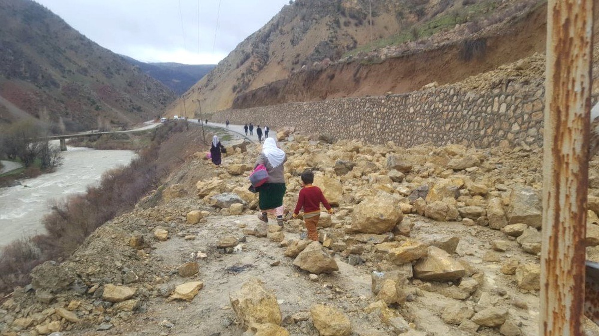 Çatak\'ta Meydana Gelen 3 Ayrı Heyelan Yolları Kapattı