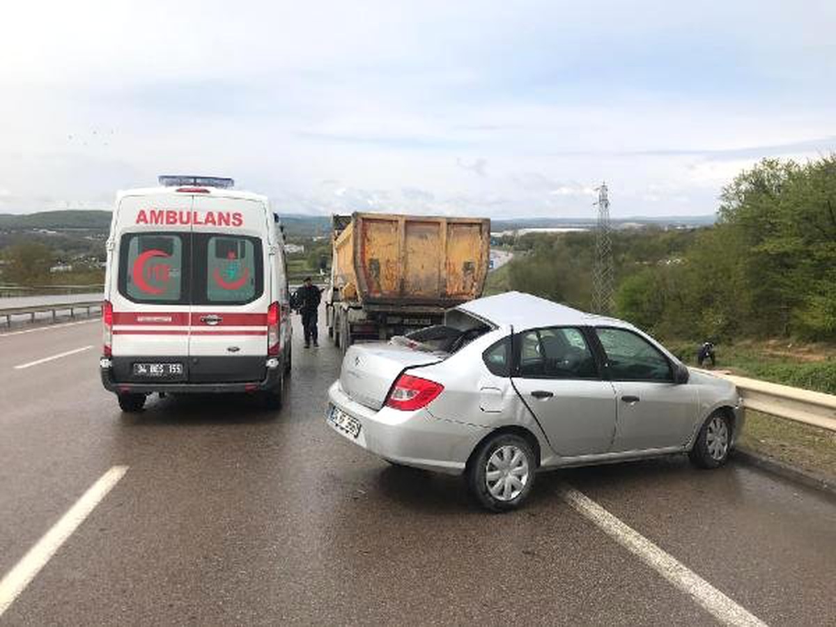 Çekmeköy\'de Hafriyat Kamyonuna Otomobil Çarptı: 2 Yaralı