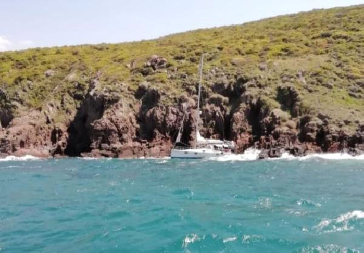 Dalgalar Nedeniyle Karaya Oturan Teknenin İmdadına Sahil Güvenlik Yetişti