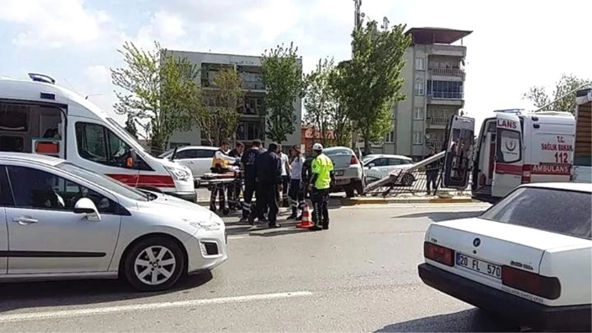 Denizli\'de Trafik Kazası: 5 Yaralı