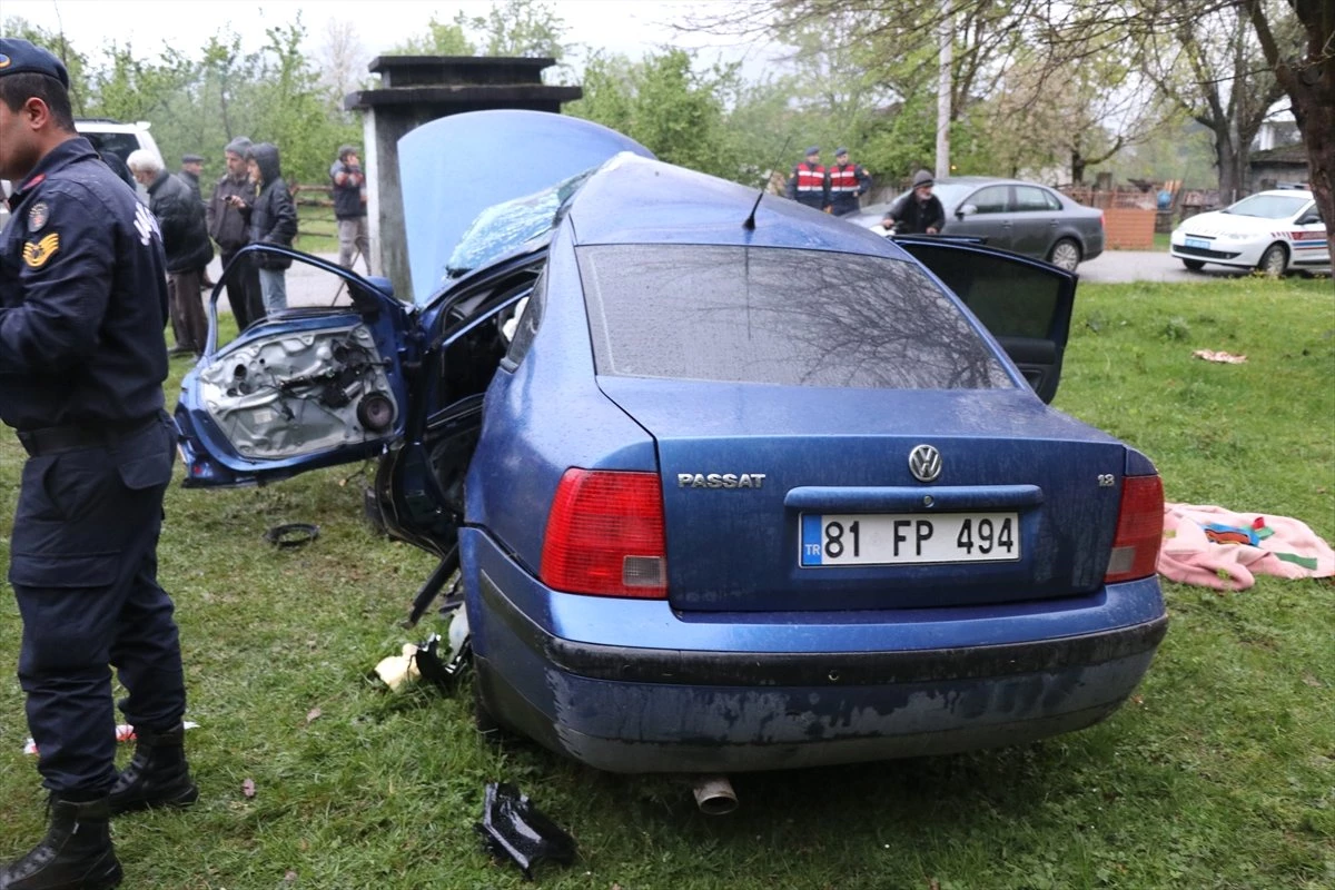 Düzce\'de Takla Atan Otomobildeki 3 Kişi Yaralandı