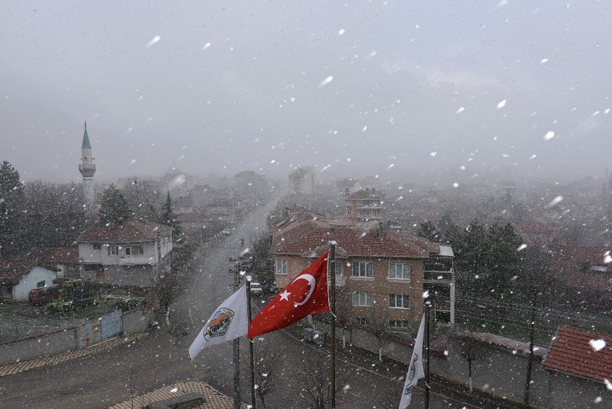 Eskişehir\'e Nisan Ayının Ortasında Kar Yağdı