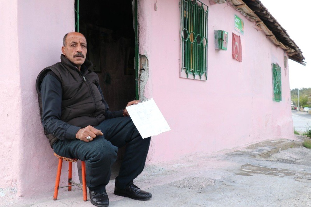 Evi Kundaklanan Adam Sokakta Yaşıyor
