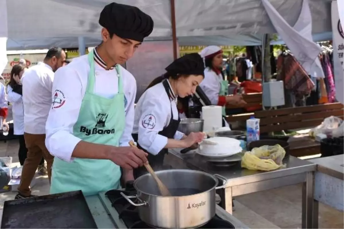 Gastronomi Öğrencileri Festivalde Yarıştı