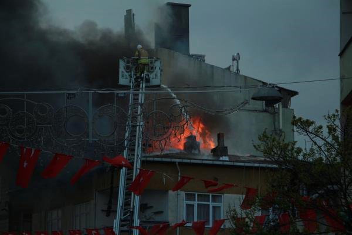 Geniş Haber) Beyoğlu\'nda 4 Katlı Binada Yangın