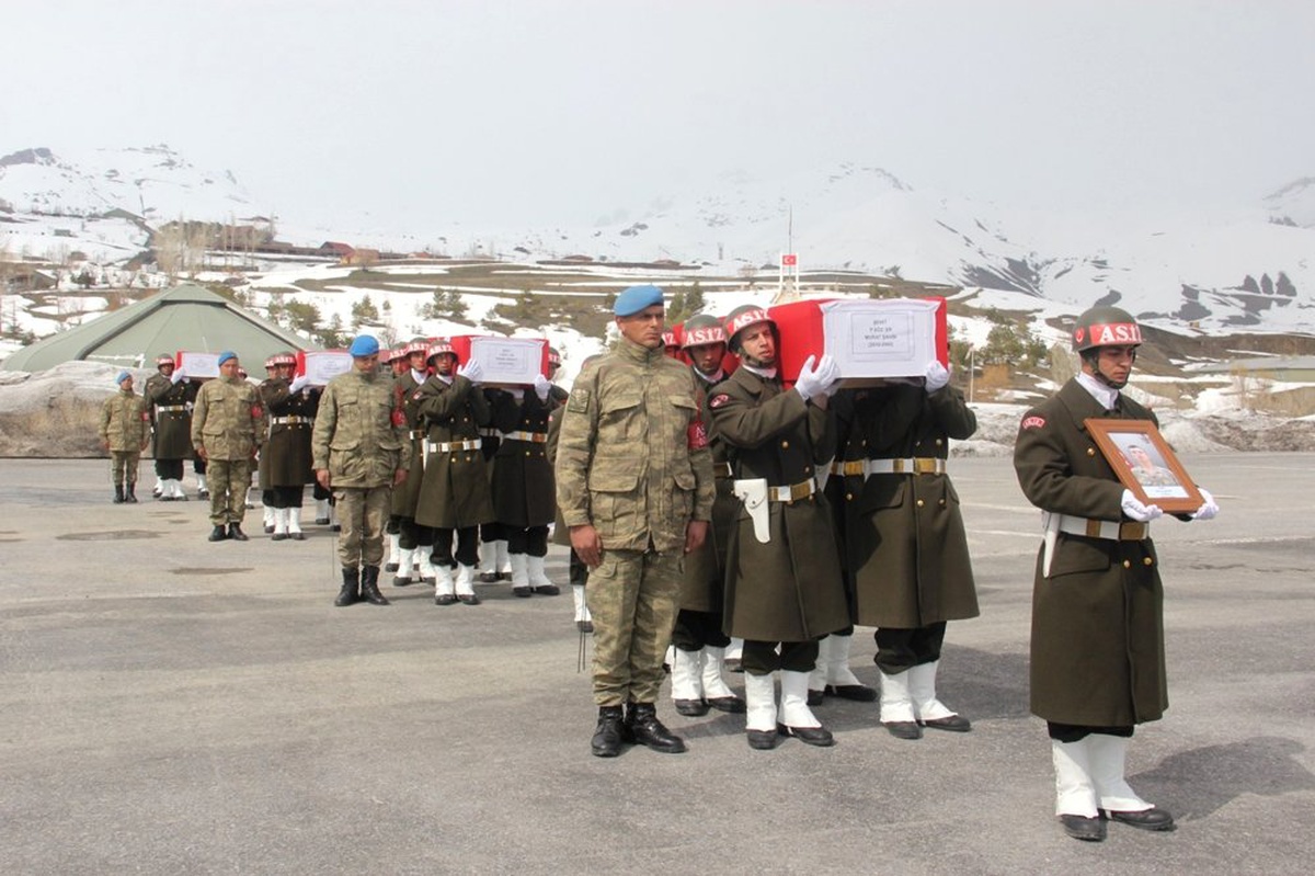 Hakkari\'de Şehitler İçin Tören Düzenlendi