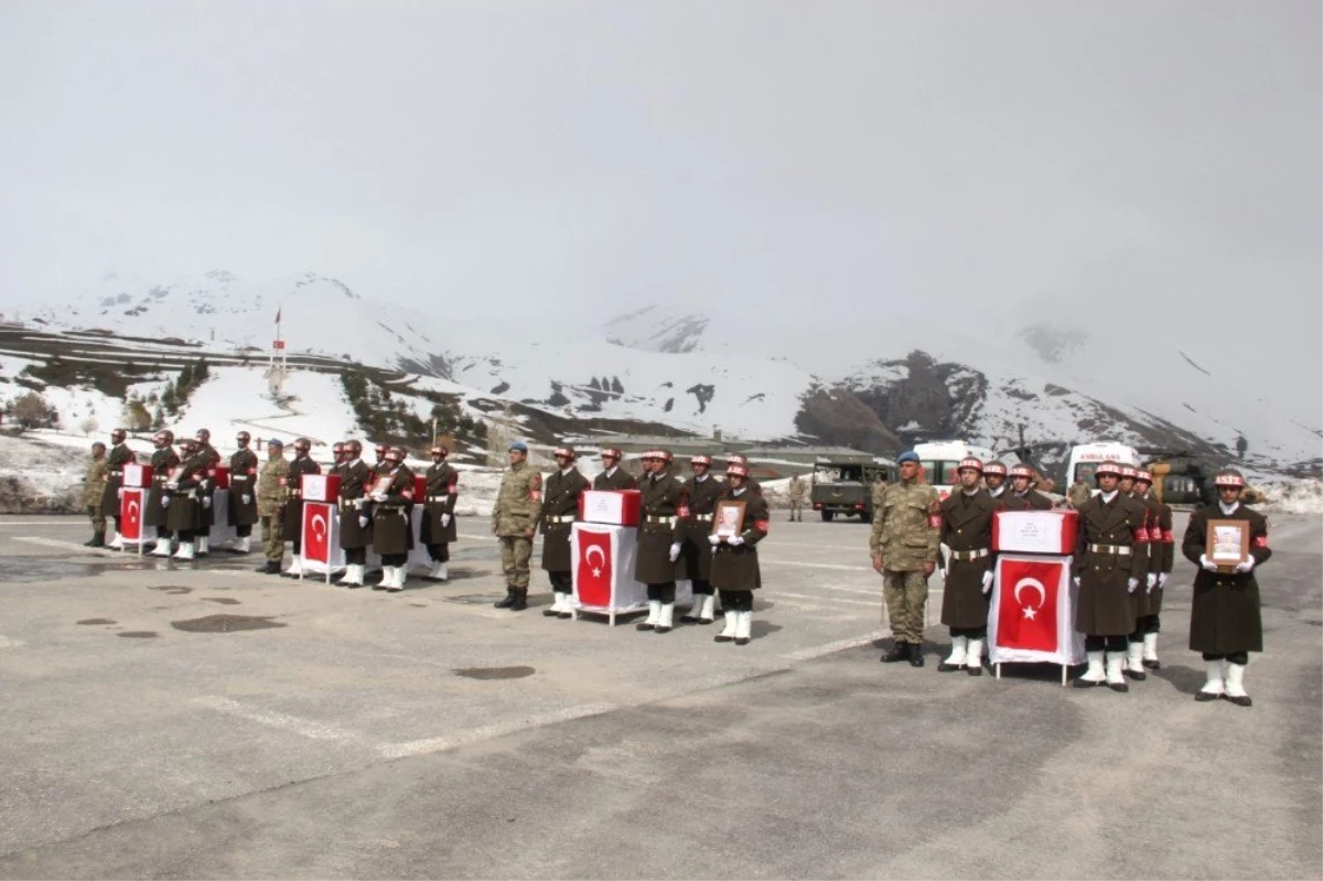 Hakkari\'de Şehitlere Uğurlama Töreni