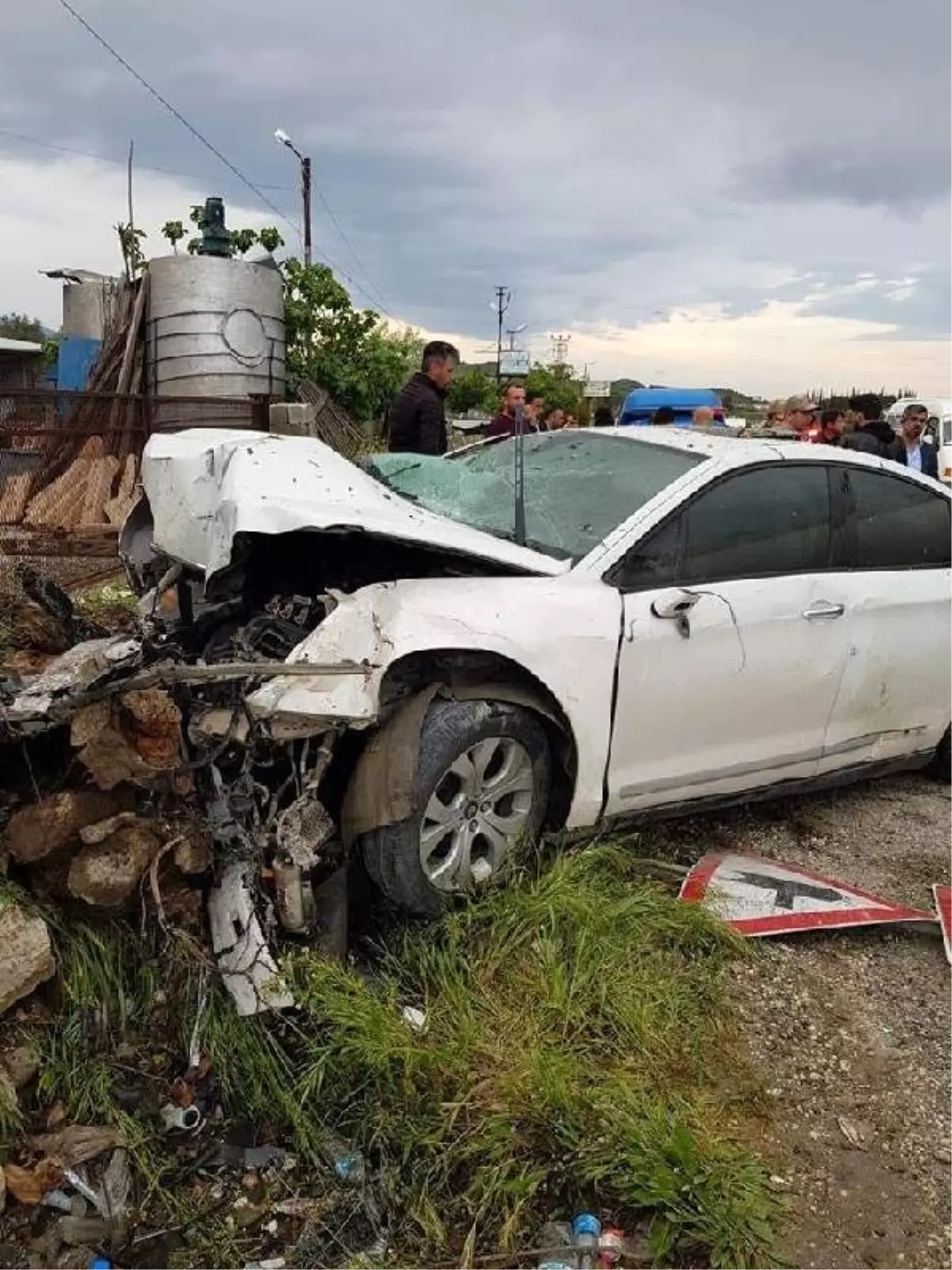 Hatay\'da Kontrolden Çıkan Otomobil, Yol Kenarındaki Kütüklere Çarptı: 2 Ölü, 1 Yaralı