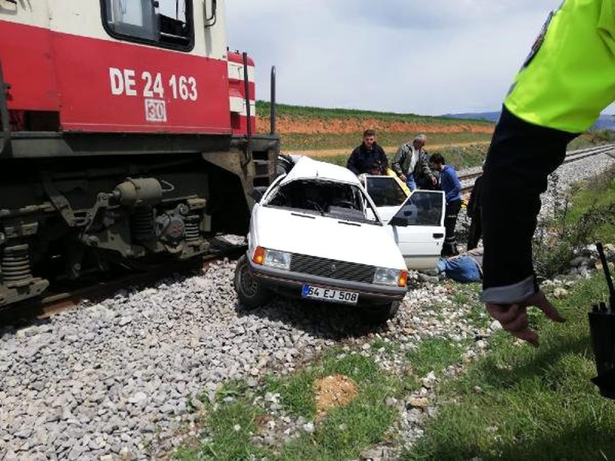 Hemzemin Geçitte Tren Otomobile Çarptı: 2 Yaralı