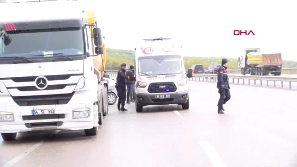 İstanbul- Çekmeköy\'de Hafriyat Kamyonuna Otomobil Çarptı 2 Yaralı
