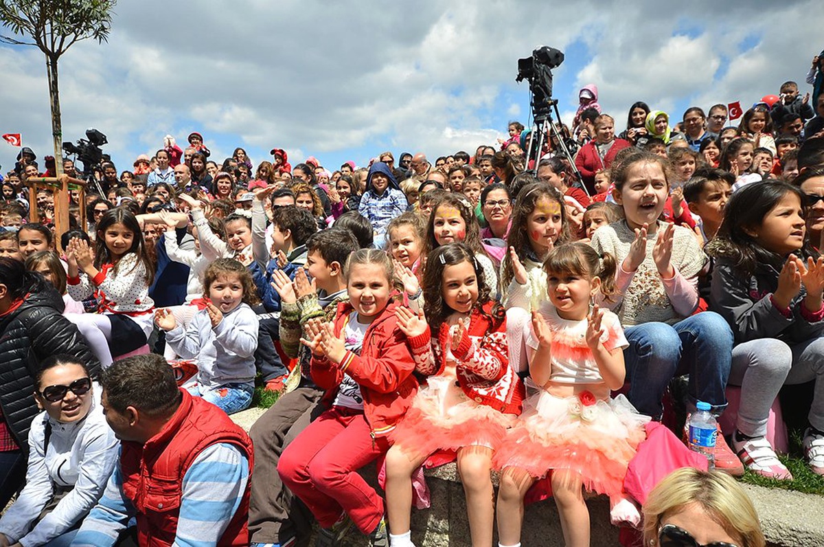 İzmir\'de 23 Nisan, Kültürpark Ve Altı İlçede Kutlanacak