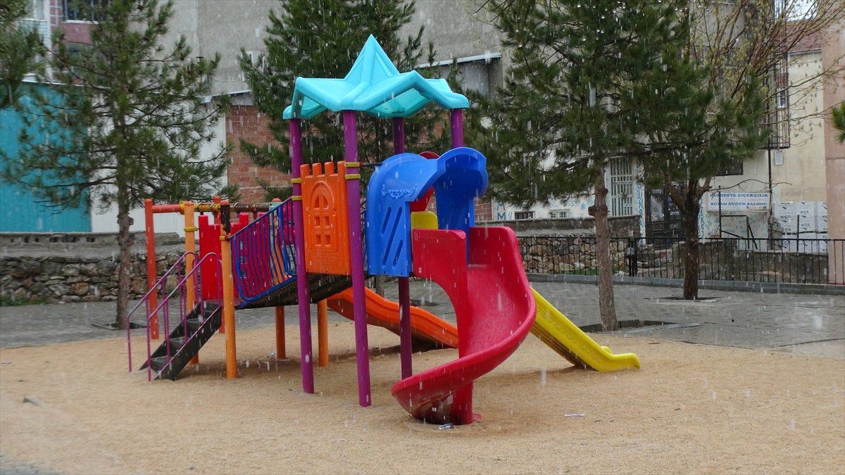 Kahramanmaraş\'ta Baharda Kar Sürprizi
