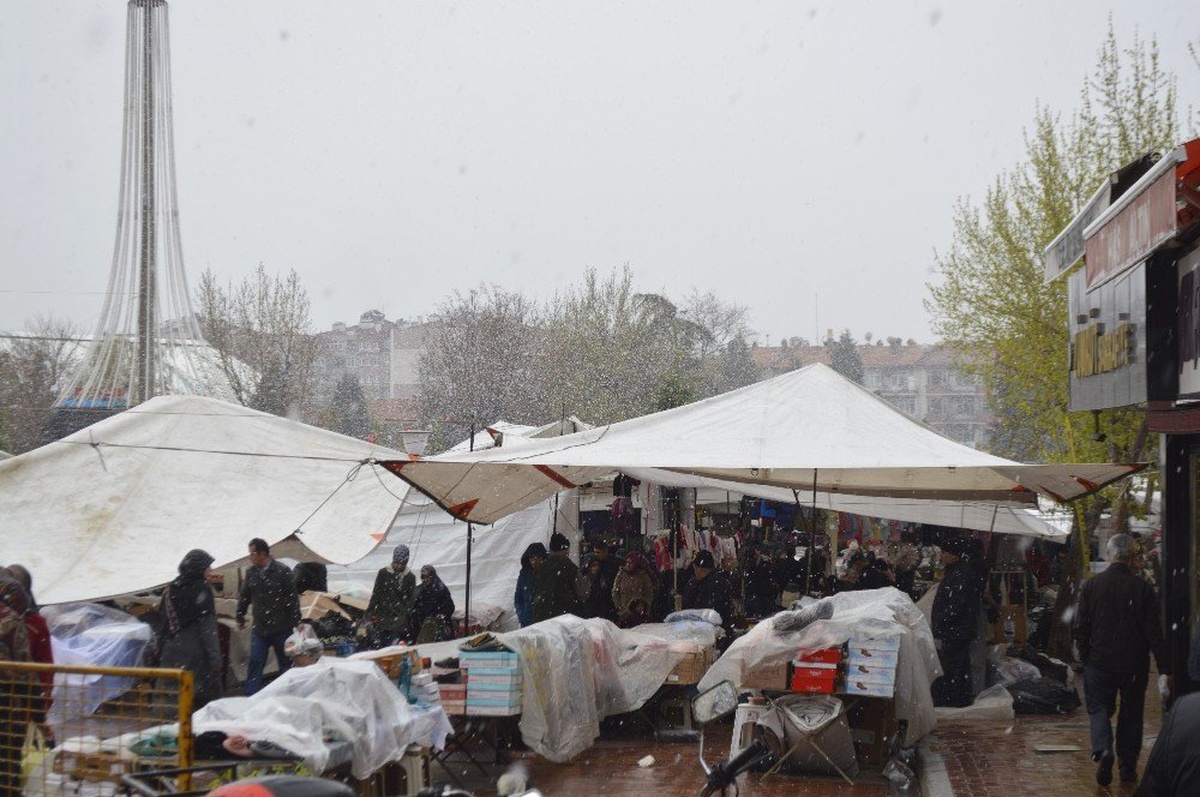Kar Yağışı Pazarcı Esnafı Etkiledi