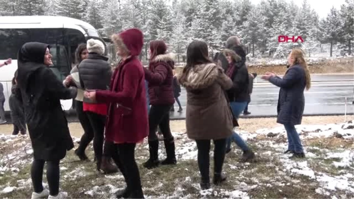 Karabük\'te Tatilciler Kar Yağışının Keyfini Çıkardı