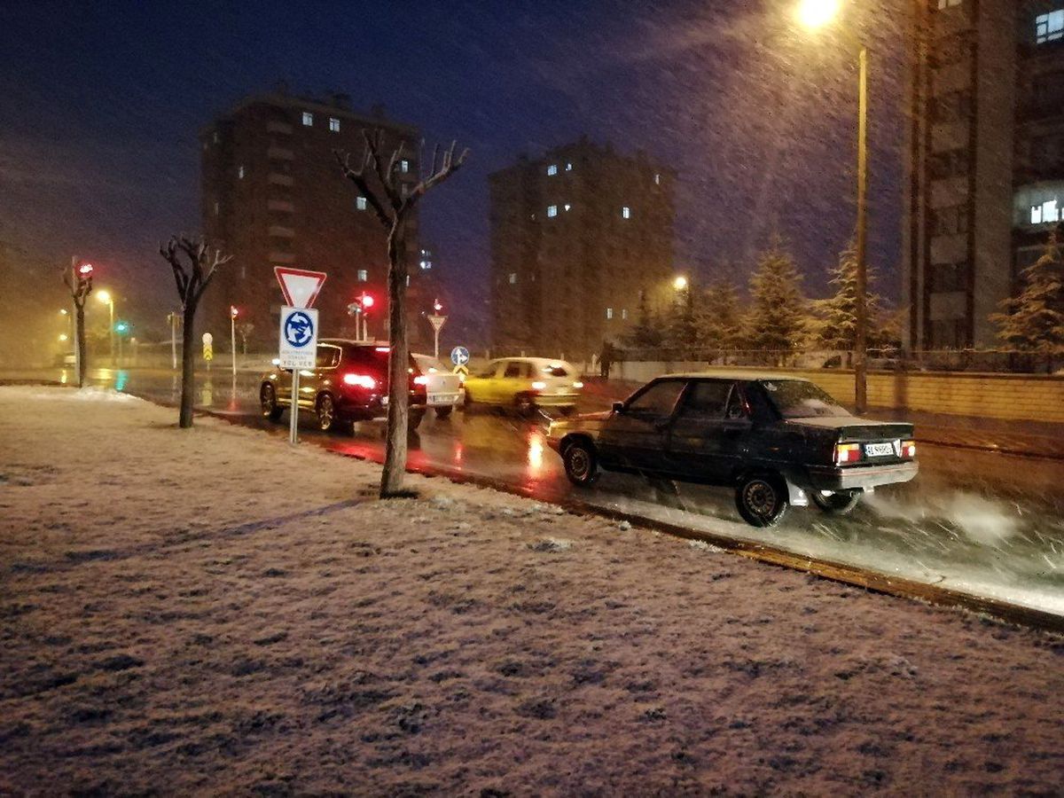 Konya\'da Nisan Ayında Kar Yağışı