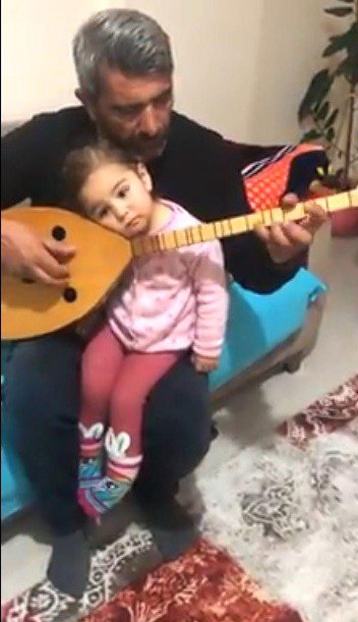 Küçük Kızını Bağlama ve Türküyle Uyutuyor