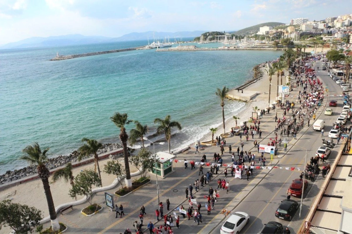 Kuşadası\'nda 2 Kilometre Uzunluğunda Turizm Korteji