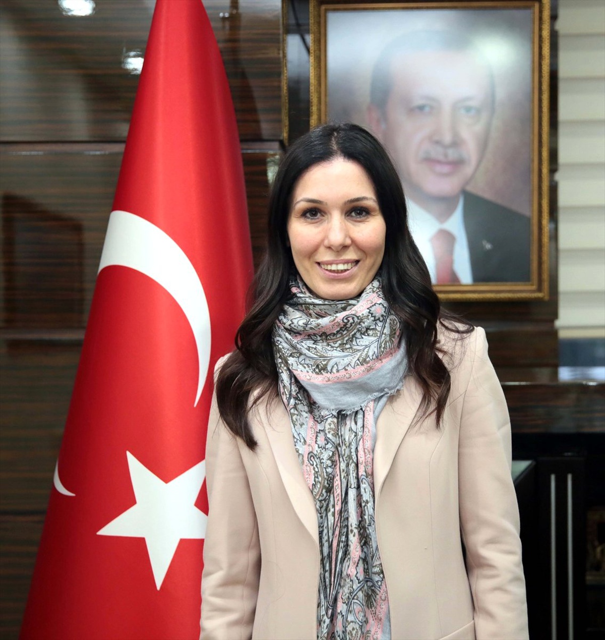 Logoda Şanlı Türk Bayrağımızın Hilali ve Yıldızı Var"