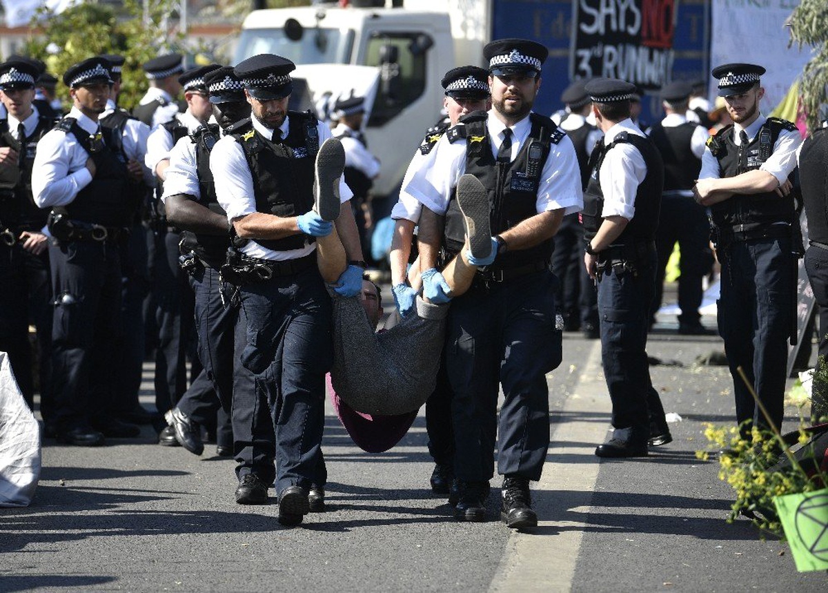 Londra\'da Gözaltına Alınan İklim Değişikliği Aktivistlerinin Sayısı 750\'yi Geçti