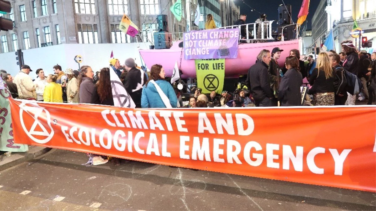 Londra\'da İklim Protestosu Sürüyor