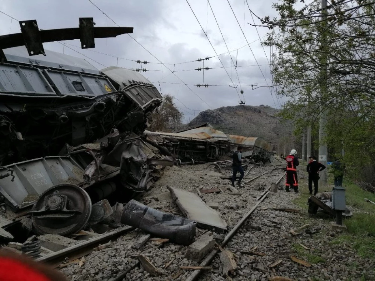 Malatya\'da Yük Treni Devrildi: 2 Yaralı