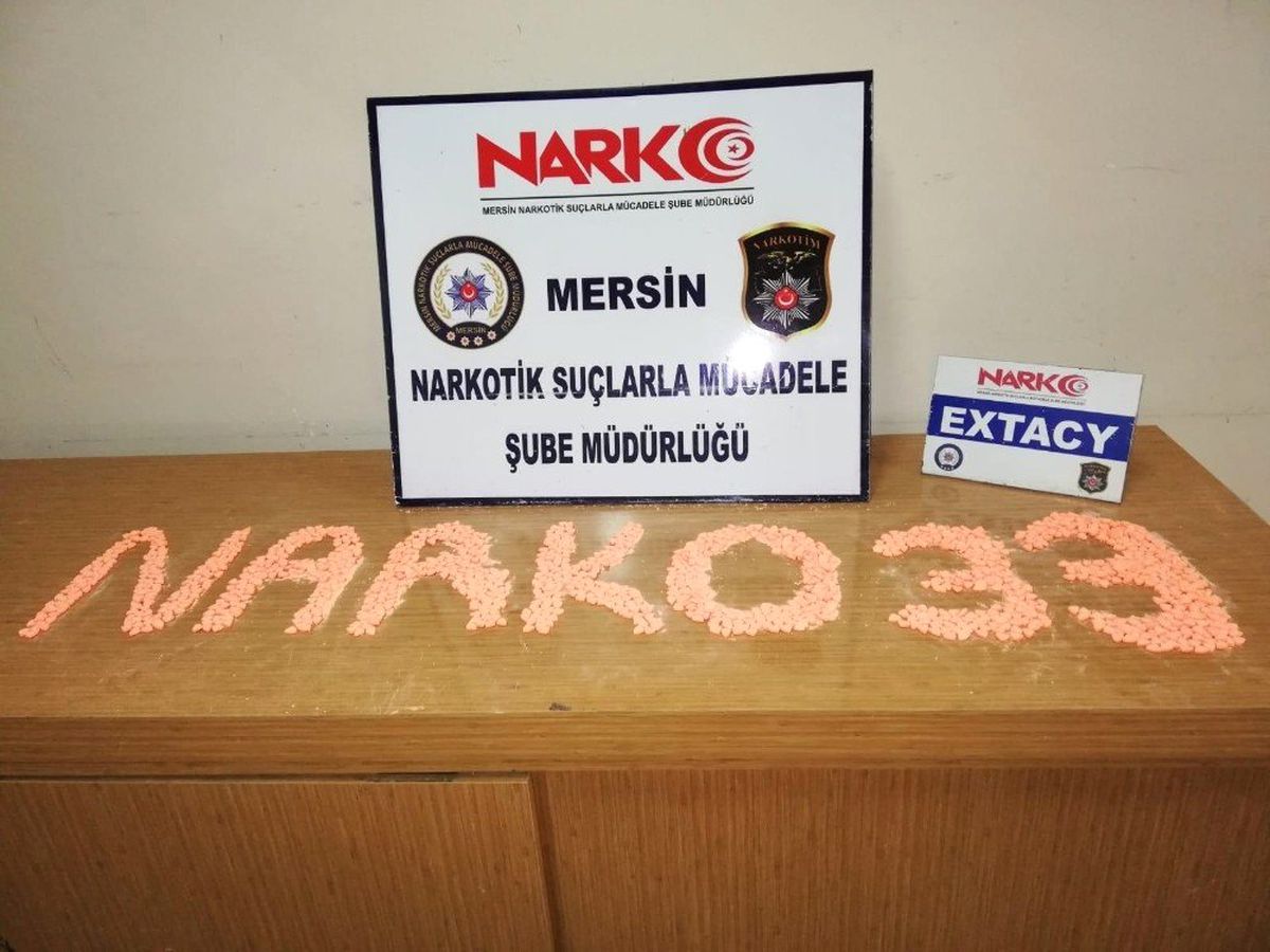 Mersin\'de 2 Araçta 6 Bin 17 Ectacy Uyuşturucu Hap Ele Geçirildi