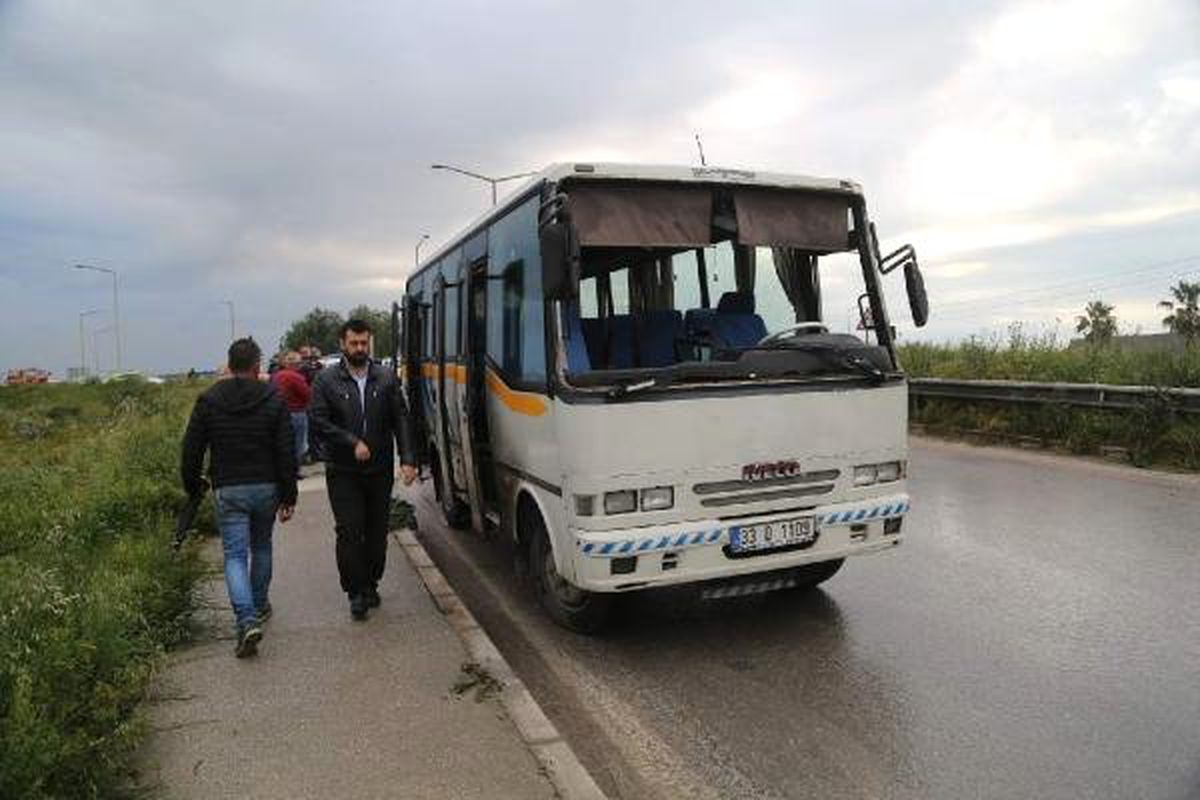 Mersin\'de İşçi Servisi Devrildi: 6 Yaralı