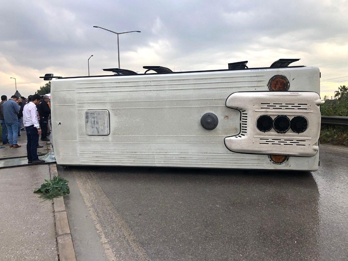 Mersin\'de İşçileri Taşıyan Midibüs Devrildi: 6 Yaralı